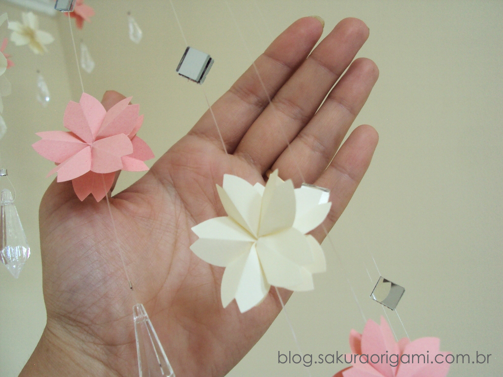 Móbile com flores de sakura para decorar o quartinho da bebê Jasmin! - Sakura  Origami Ateliê