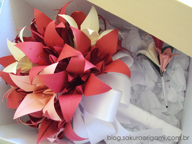 buquê de lírio de origami vermelho, rosa claro e bege