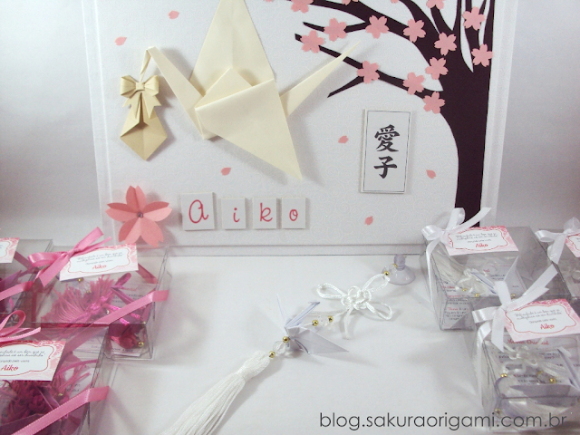 lembrancinha de nascimento com tsuru e porta maternidade - mobile oriental sakura origami atelei