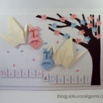 Enfeite de porta de maternidade para gêmeos – com tsurus de origami, trouxinhas e flores de sakura