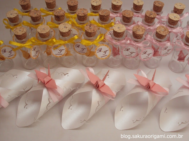 mini wedding - lembrancinhas de casamento vidrinho com um tsuru dentro e porta guardanapos com tsuru - sakura origami atelie