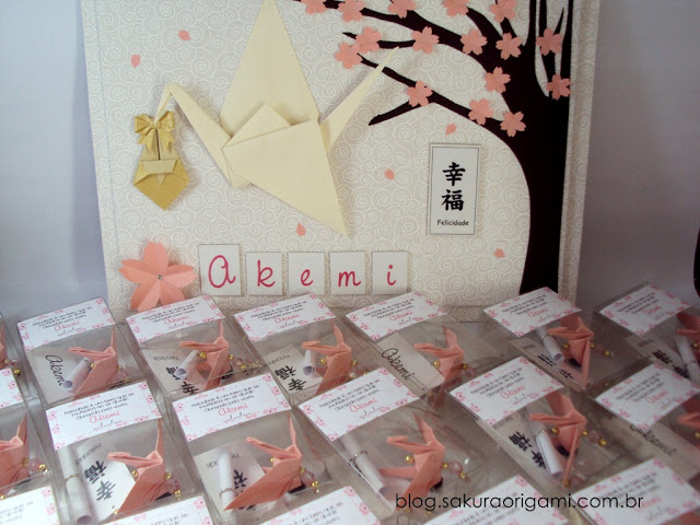 Lembrancinhas de nascimento ímã de tsuru com plaquinha e Porta Maternidade tsuru com trouxinha de origami - sakura origami atelie