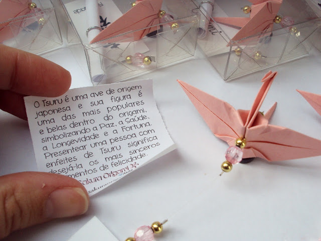 Lembrancinhas de nascimento ímã de tsuru com plaquinha e Porta Maternidade tsuru com trouxinha de origami - sakura origami atelie