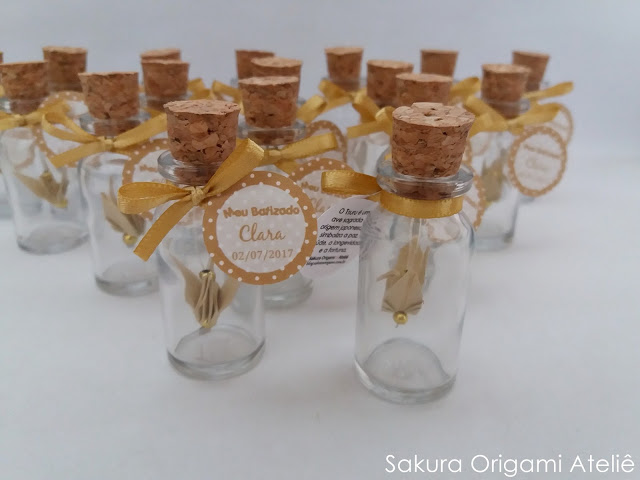 lembrancinhas de batizado na cor dourada vidrinho da felicidade com tsuru sakura origami atelie