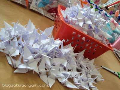 foto com inumeros tsurus brancos - tsuru origami