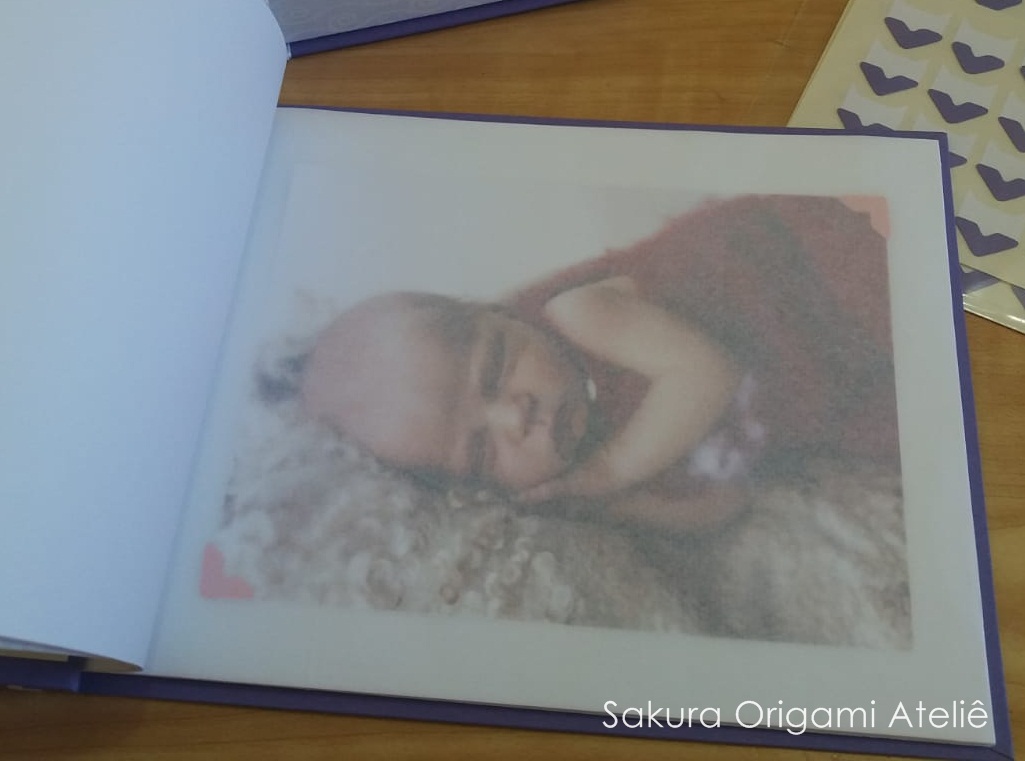 Enfeite porta maternidade tema kokeshi menina - álbum de fotos do bebê - sakura origami atelie 