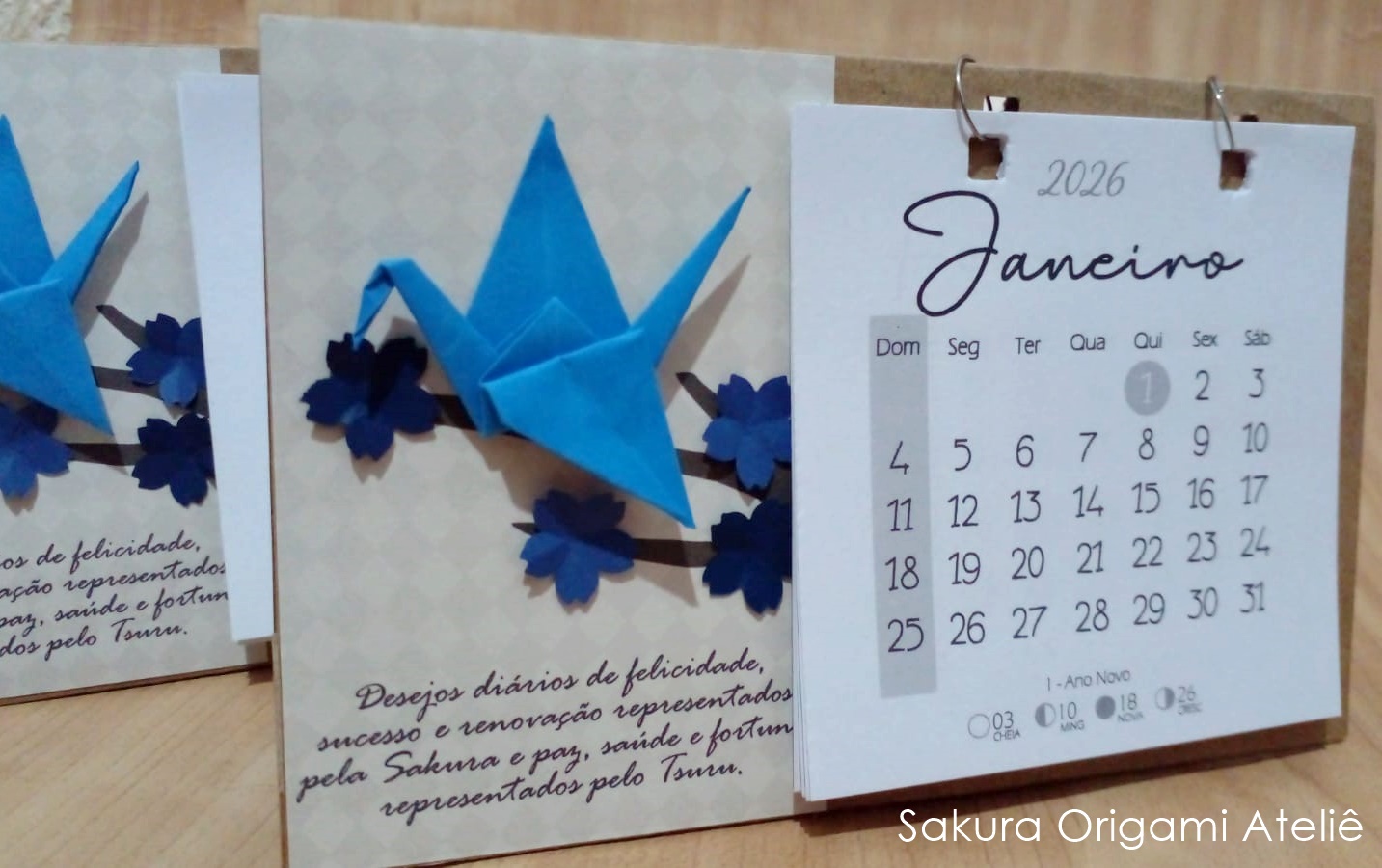 Calendário de Mesa 2026 - tsuru e galho de sakura - Sakura Origami Ateliê