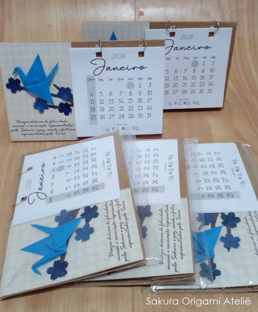 Calendário de Mesa 2026 - tsuru e galho de sakura - Sakura Origami Ateliê