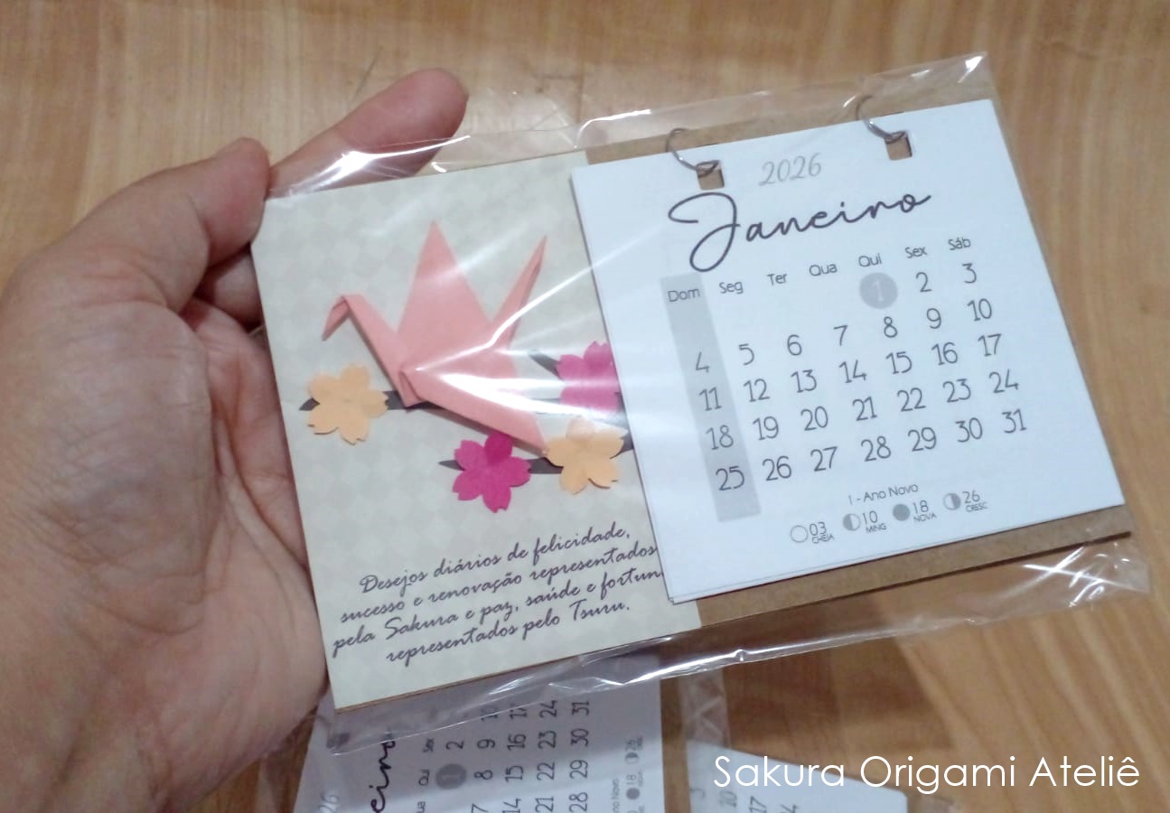Calendário de Mesa 2026 - tsuru e galho de sakura - Sakura Origami Ateliê